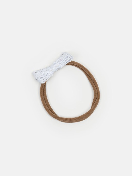 аксессуар для волос с ажурным бантиком "молоко" 0+ от бренда bungly вид слева