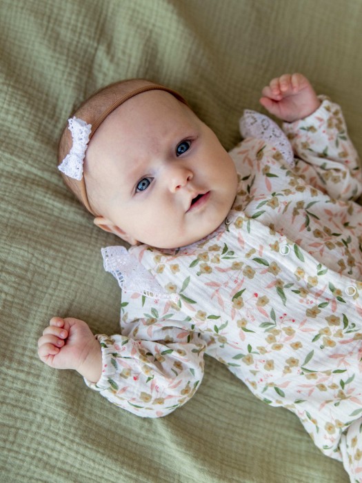 аксессуар для волос с ажурным бантиком "молоко" 0+ по цене 239 руб вид справа