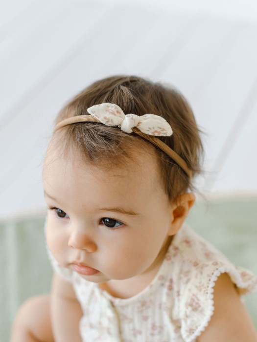 аксессуар для волос с бантиком "примула" 0+ от бренда bungly вид слева