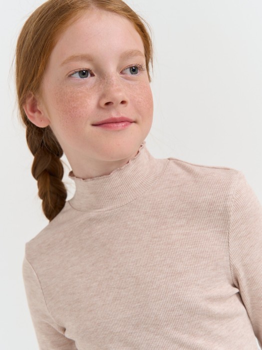 Товар бежевого цвета с внутренней стороны