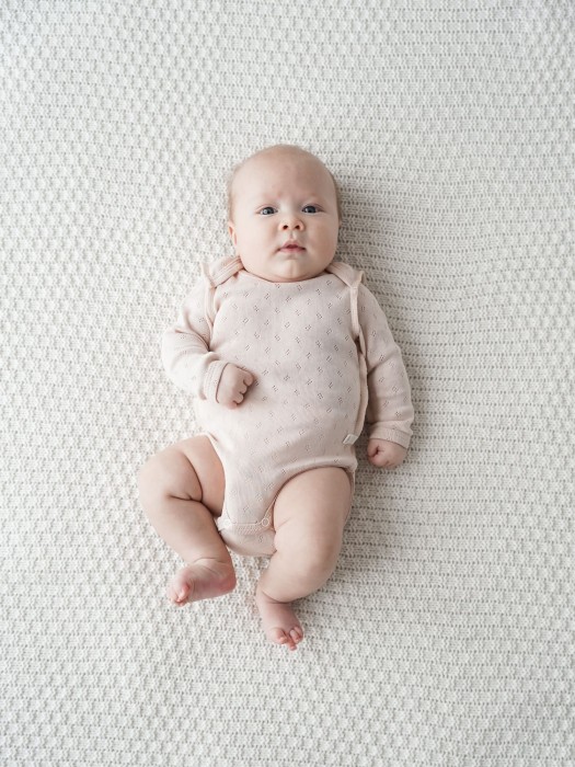 боди с длинным рукавом "нюд" из ажурного хлопка 0+ от бренда bungly вид слева