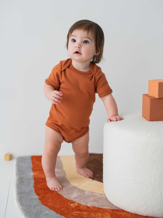 боди с коротким рукавом "корица" 0+ от бренда bungly вид слева