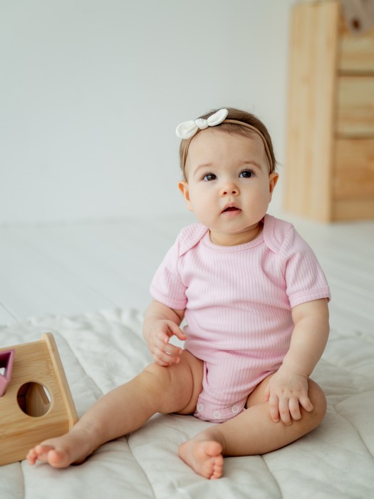 боди с коротким рукавом "пудра" из хлопка в рубчик 0+ от бренда bungly вид слева