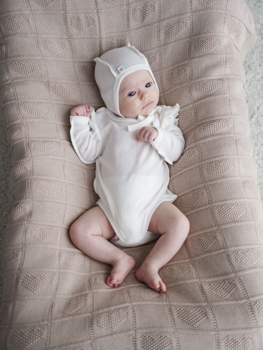 боди с крылышками "молоко" из ажурного хлопка 0+ от бренда bungly вид слева