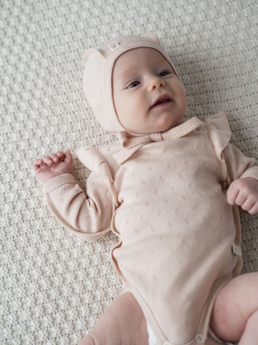 боди с крылышками "нюд" из ажурного хлопка 0+ от бренда bungly вид слева