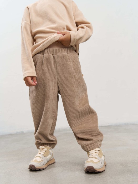 брюки из трикотажного вельвета "латте" 0+ от бренда bungly вид слева