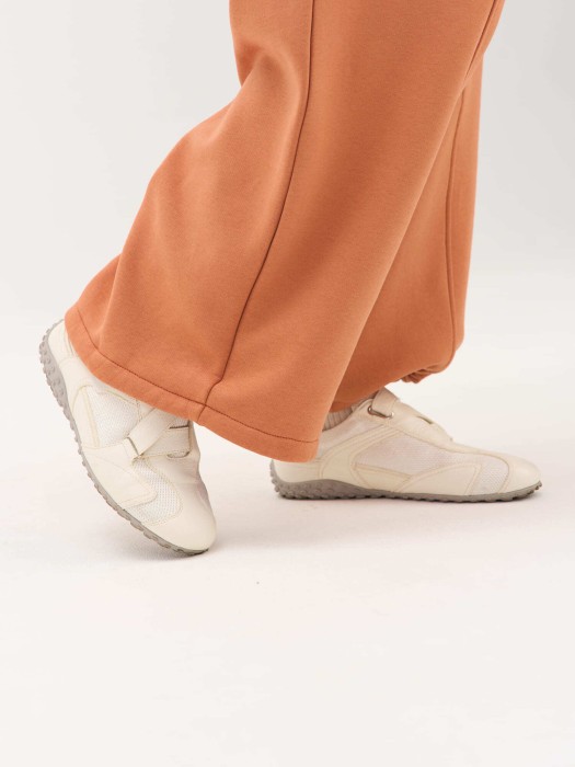 Товар карамельного цвета с внутренней стороны