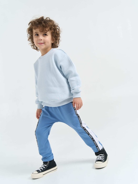 брюки со спущенным шагом и лампасами "деним" фотография