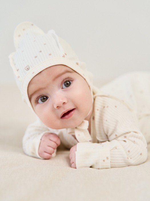 чепчик "бежевые звезды" 0+ по цене 449 руб вид справа