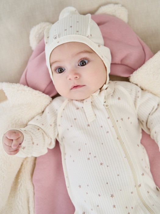 чепчик "бежевые звезды" 0+ из россии вид сбоку