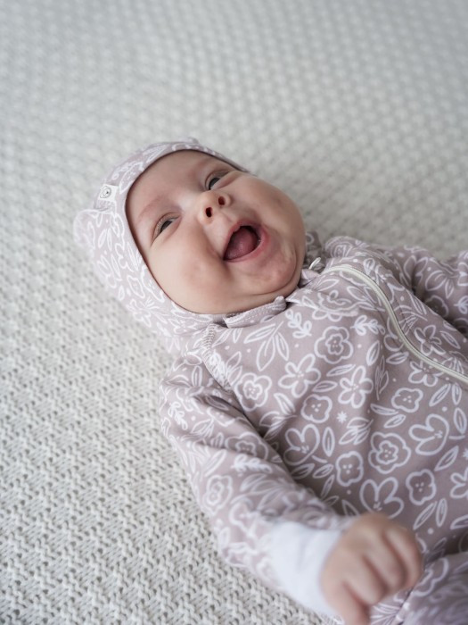 чепчик "цветочный вальс" 0+ от бренда bungly вид слева