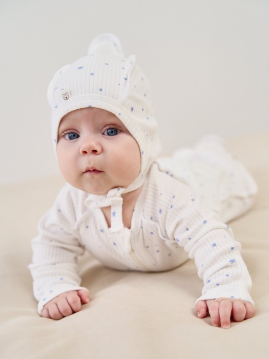 чепчик "голубые звезды" 0+ от бренда bungly вид слева