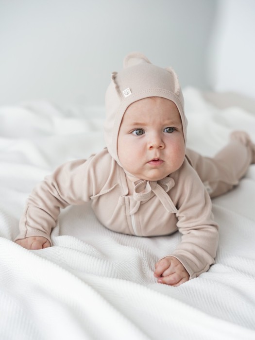 чепчик "крем-брюле" 0+ от бренда bungly вид слева