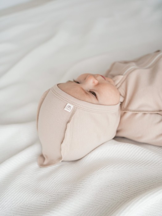 чепчик "крем-брюле" 0+ из проверенных материалов спереди