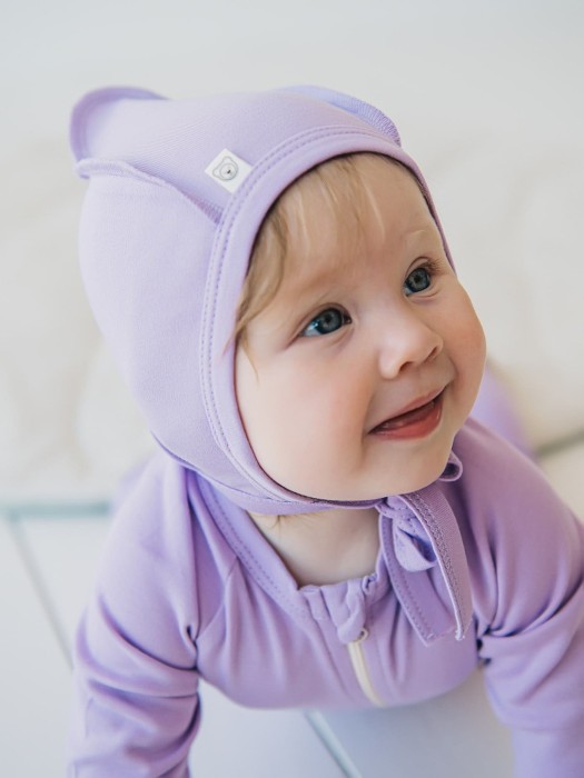 чепчик "лаванда" 0+ от бренда bungly вид слева