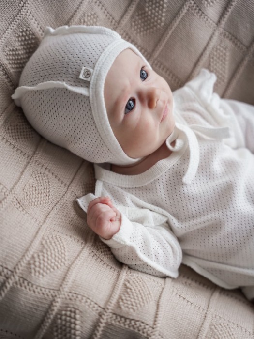 чепчик "молоко" из ажурного хлопка 0+ от бренда bungly вид слева