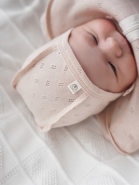чепчик "нюд" из ажурного хлопка 0+ от бренда bungly вид слева