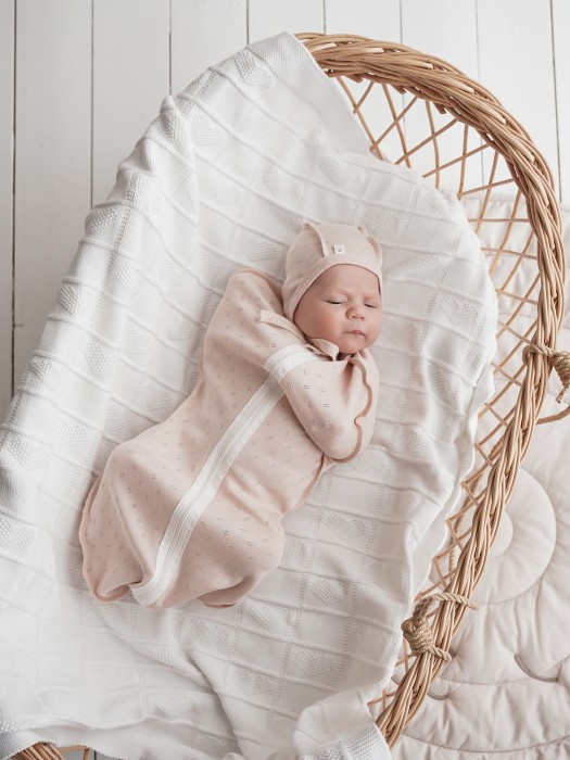 чепчик "нюд" из ажурного хлопка 0+ из россии вид сбоку