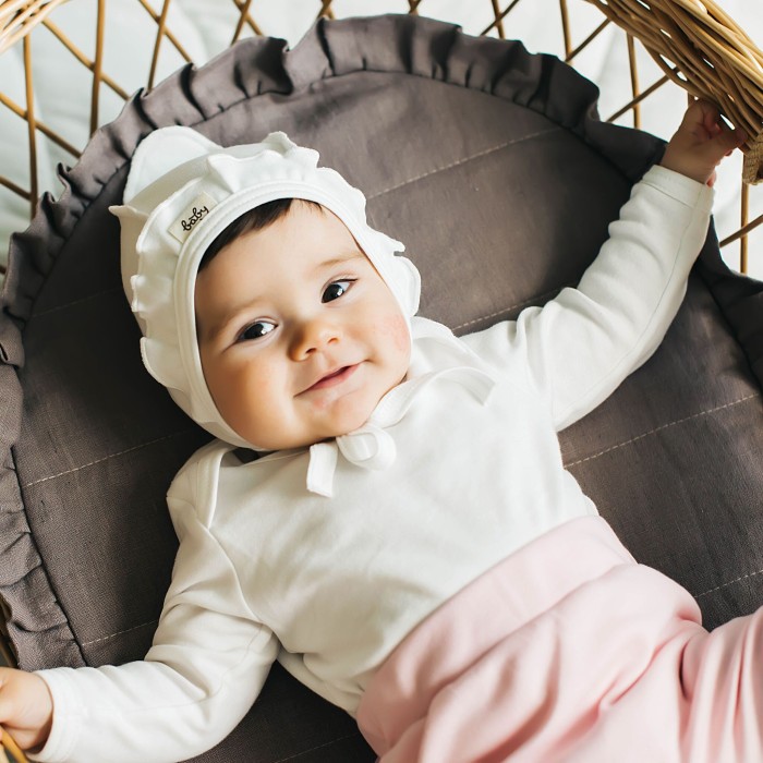 чепчик с рюшей "молоко" 0+ от бренда bungly вид слева