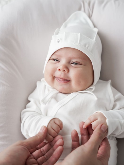 чепчик с рюшей "сливки" 0+ от бренда bungly вид слева