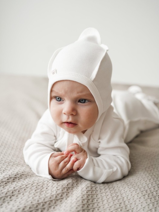 чепчик "сливки" 0+ от бренда bungly вид слева