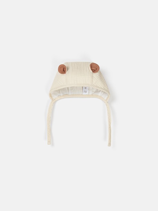 чепец муслиновый "мишутка" с бежевыми ушами 0+ по цене 764 руб вид справа