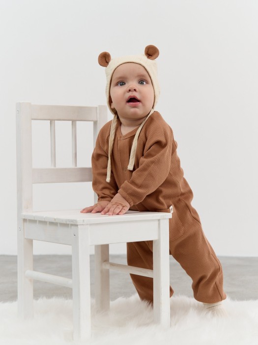 чепец муслиновый "мишутка" с бежевыми ушами 0+ из россии вид сбоку