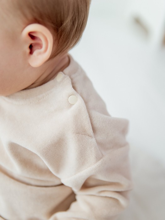 джемпер из велюра "крем-брюле" 0+ от бренда bungly вид слева