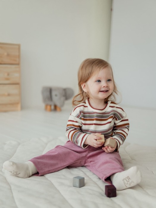 джемпер "орех" 0+ повседневного стиля с лицевой стороны