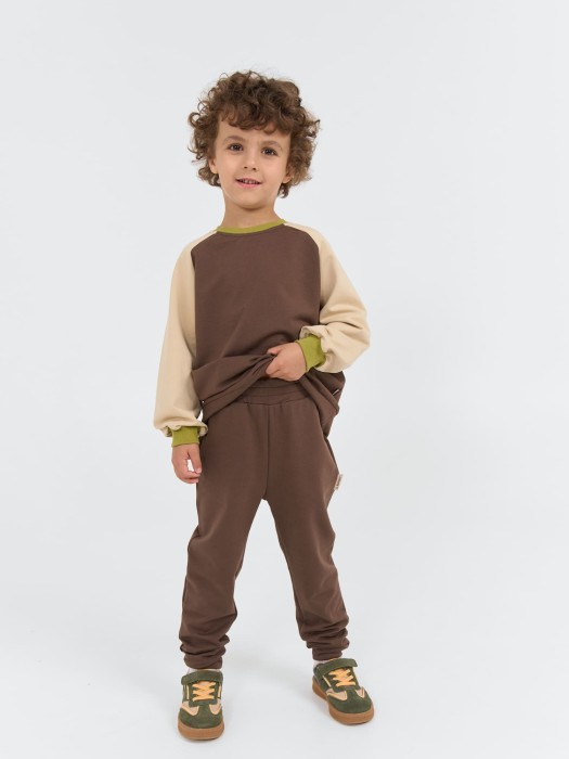 джоггеры облегченные "шоколад" с карманами от бренда bungly вид слева