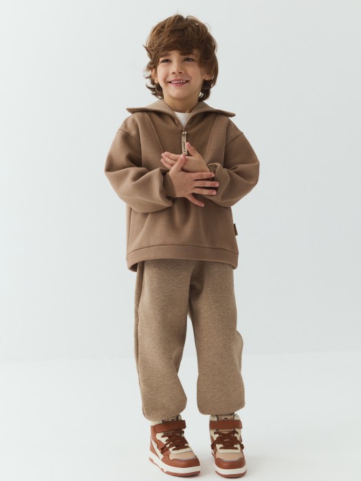 джоггеры оверсайз  "халва" утепленные по цене 2399 руб вид справа