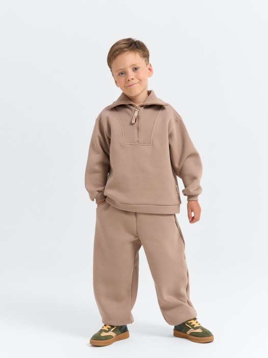 джоггеры оверсайз "кокос" с карманами утепленные из россии вид сбоку