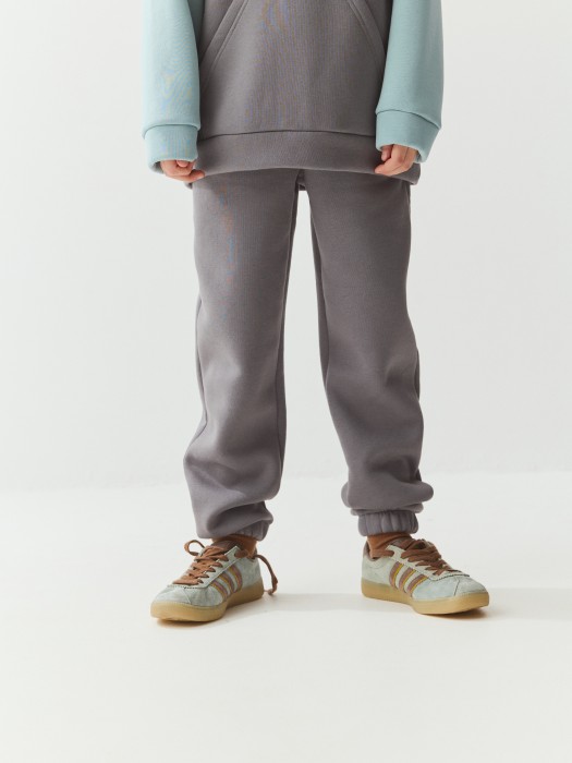 джоггеры с карманами "графит" утепленные 7+ по цене 2999 руб вид справа