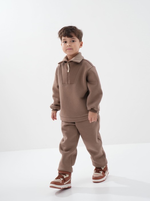 джоггеры с карманами "какао" утепленные от бренда bungly вид слева