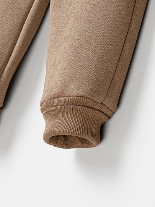 джоггеры с карманами "какао" утепленные по цене 2199 руб вид справа