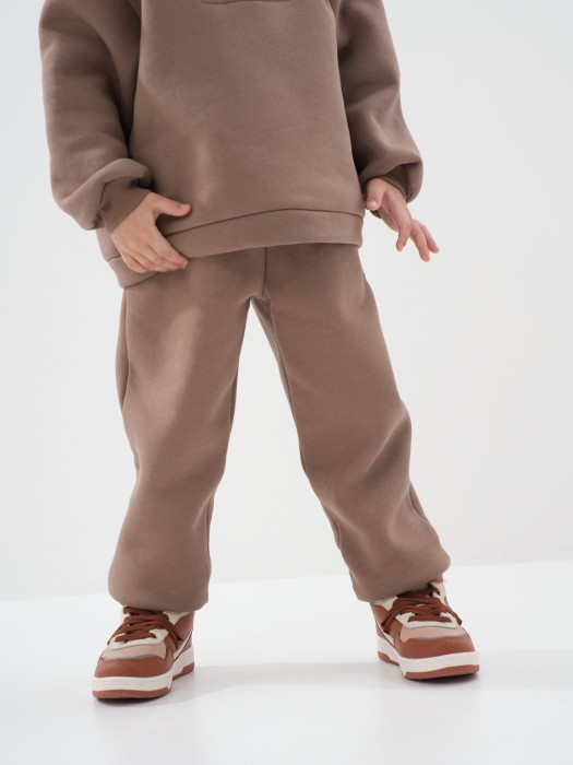 джоггеры с карманами "какао" утепленные из россии вид сбоку