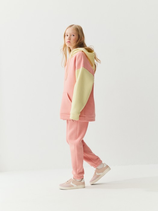 джоггеры с карманами "роза" утепленные 7+ из россии вид сбоку