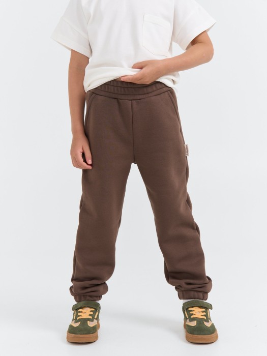 джоггеры "шоколад" с карманами утепленные от бренда bungly вид слева