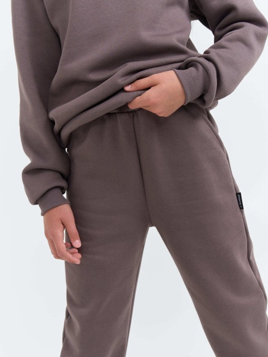 джоггеры "темный шоколад" утепленные 7+ из россии вид сбоку