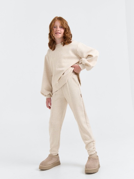 джоггеры "ванильный пудинг" с карманами утепленные 7+ от бренда bungly вид слева