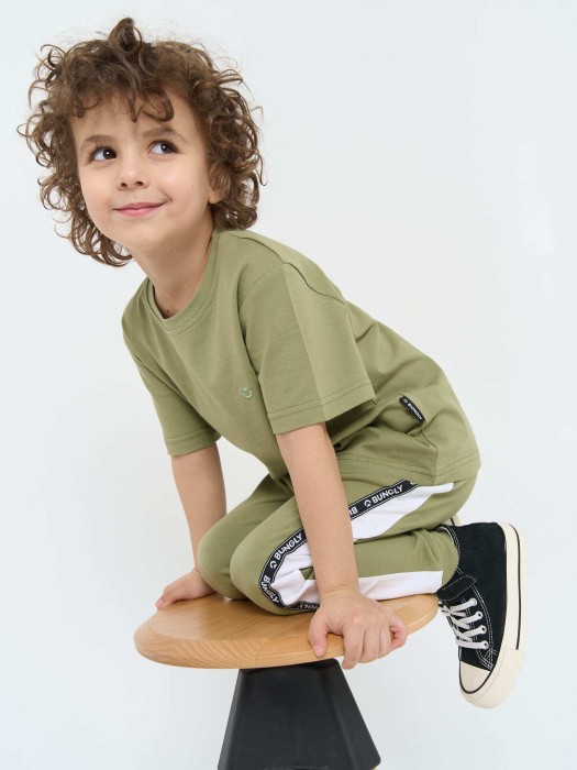 футболка "олива" универсального стиля с лицевой стороны