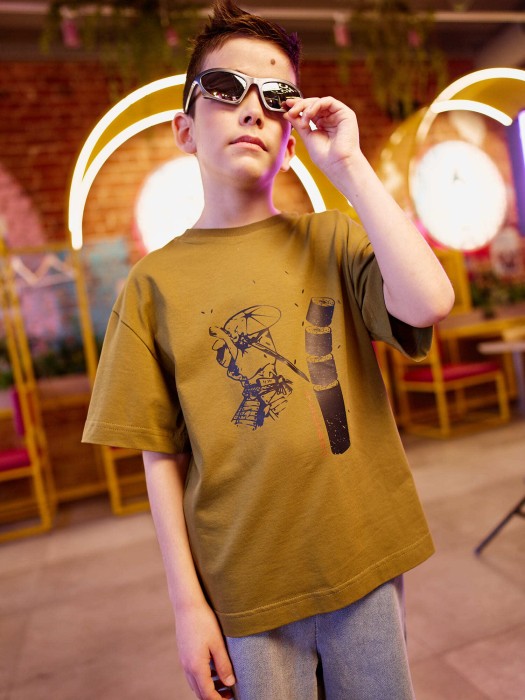 футболка оверсайз "хаки" с принтом 7+ от бренда bungly вид слева