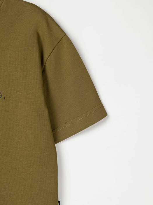 футболка оверсайз "хаки" с принтом 7+ по цене 850 руб вид справа