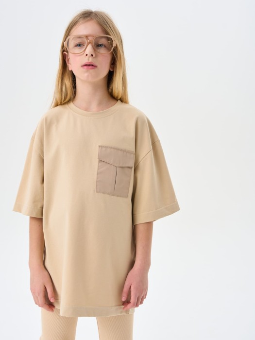 футболка оверсайз "крем-брюле" с карманом 7+ от бренда bungly вид слева