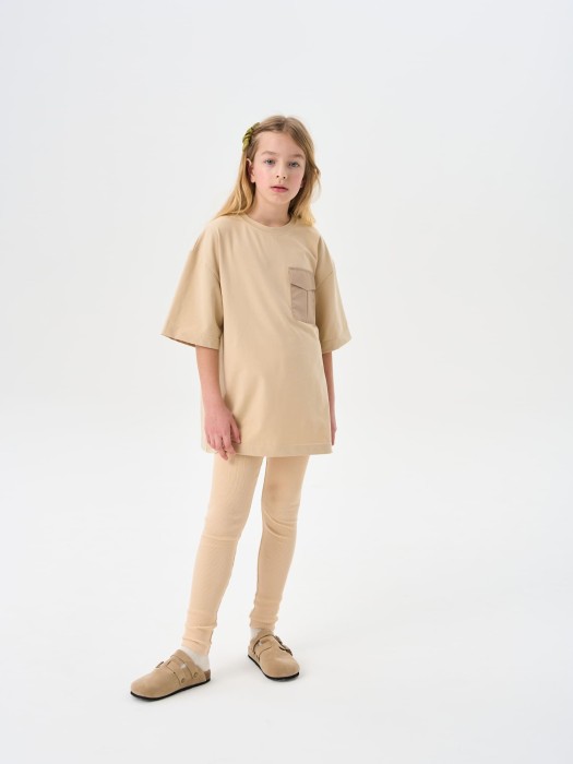 футболка оверсайз "крем-брюле" с карманом 7+ из проверенных материалов спереди