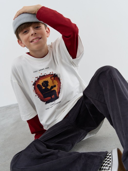 футболка оверсайз "молоко" с принтом 7+ от бренда bungly вид слева