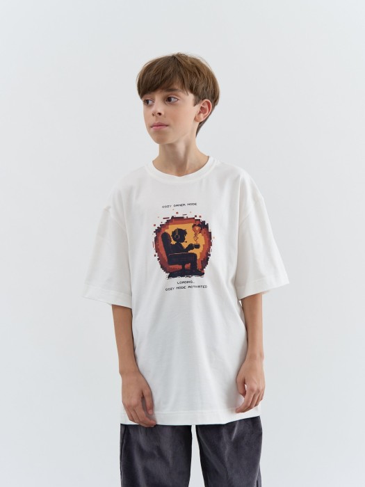 футболка оверсайз "молоко" с принтом 7+ из россии вид сбоку