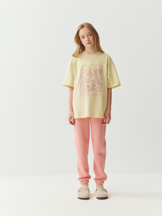 футболка оверсайз "сливочное масло" с принтом 7+ по цене 1799 руб вид справа