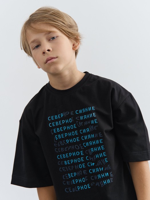 футболка оверсайз "уголь" с принтом 7+ по цене 1399 руб вид справа