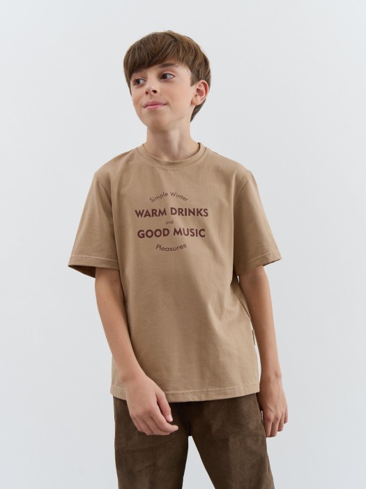 футболка "песок" с принтом 7+ из россии вид сбоку